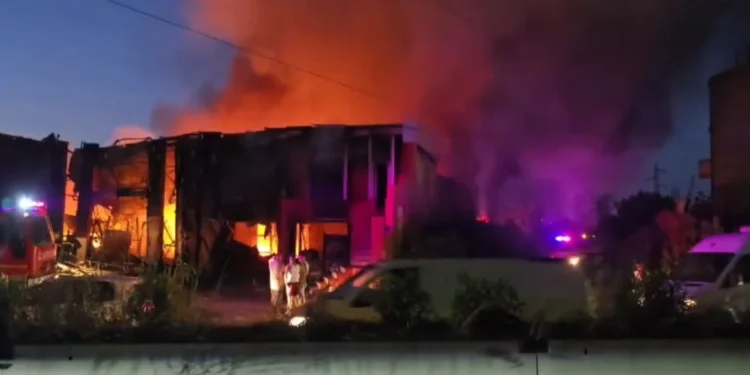 Shefi i zjarrfikësve zbulon detajet: Ende vatra aktive në Shkozet, një efektiv i shtruar në spital
