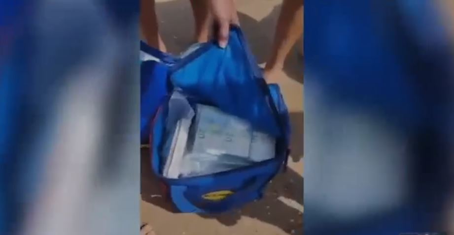 E pazakontë/ Çanta me 700 mijë euro del në breg të detit, pushuesit mbushin xhepat