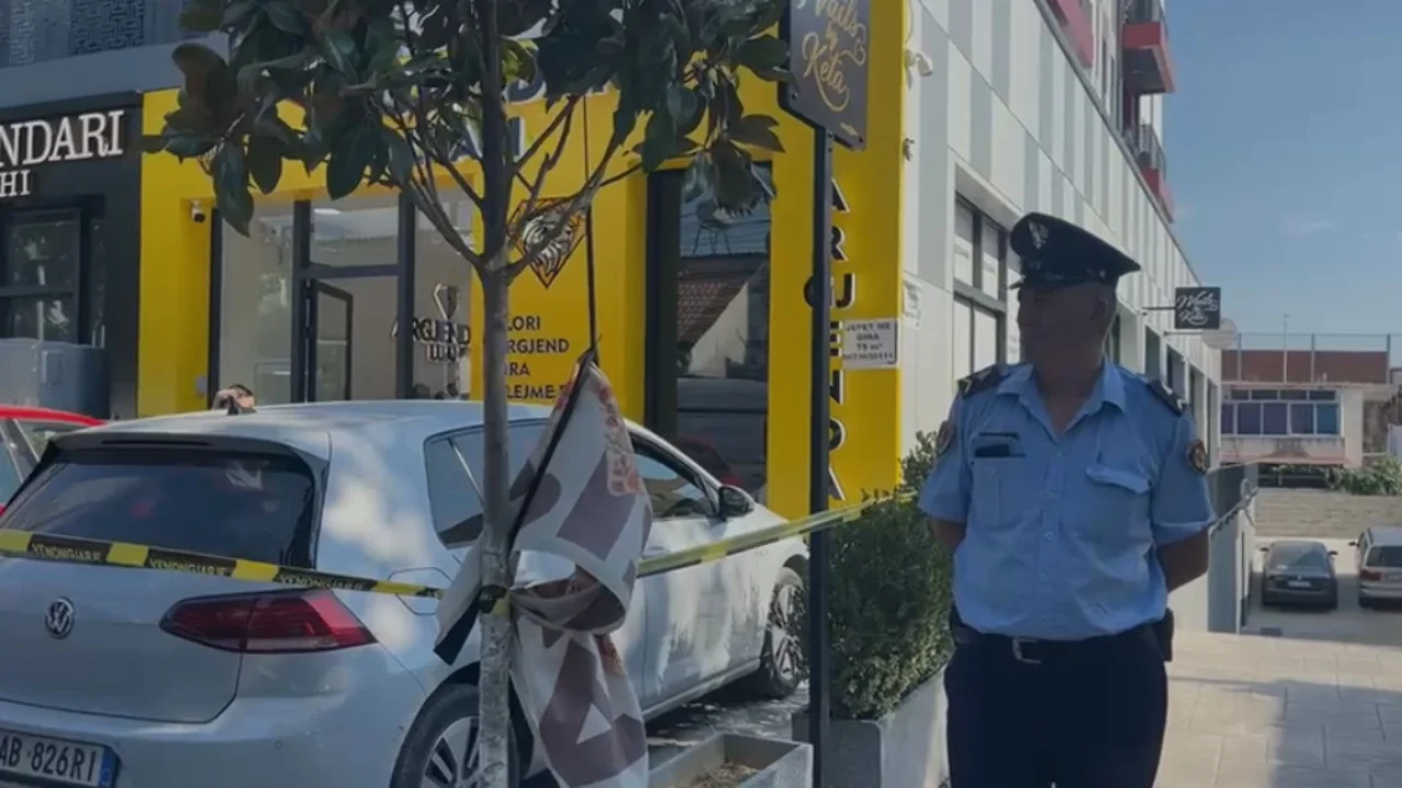 Grabitja me armë në argjendarinë në Paskuqan/ Autorët u futën në biznes me kallashnikov, kërcënuan dy punonjëset që ndodheshin brenda