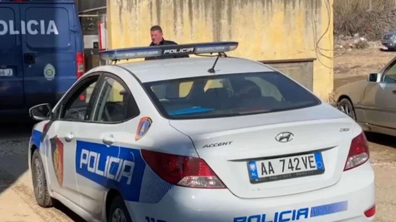 U kap me 4 pistoleta “Glock” rrugës për në Sarandë, zbardhet dëshmia e 31-vjeçarit: Unë u nisa për pushime, shoku më futi qesen e zezë në makinë dhe iku