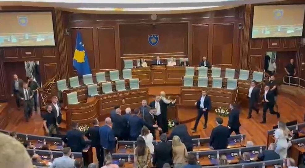 Nuk ka qetësi në Kuvendin e Kosovës, Kurti goditet me vezë gjatë seancës nga deputetja e AAK